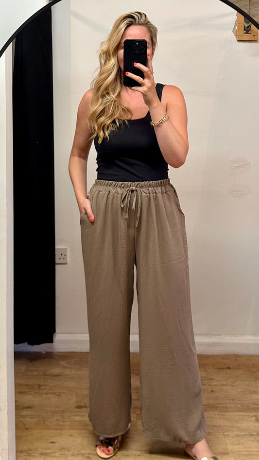 Relaxed fit trousers - Mocha colour