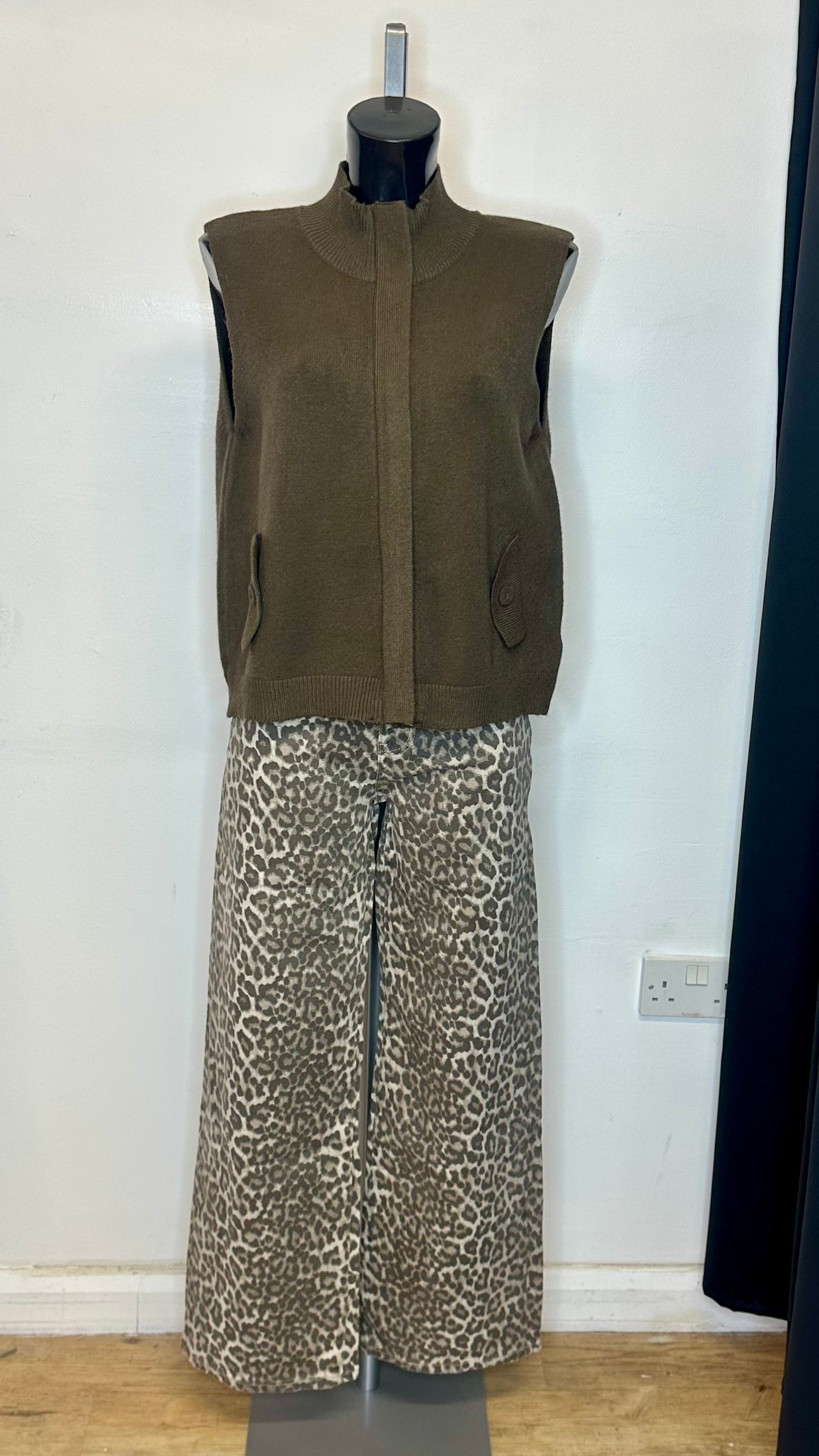 Knitted Sleeveless Zip Cardigan